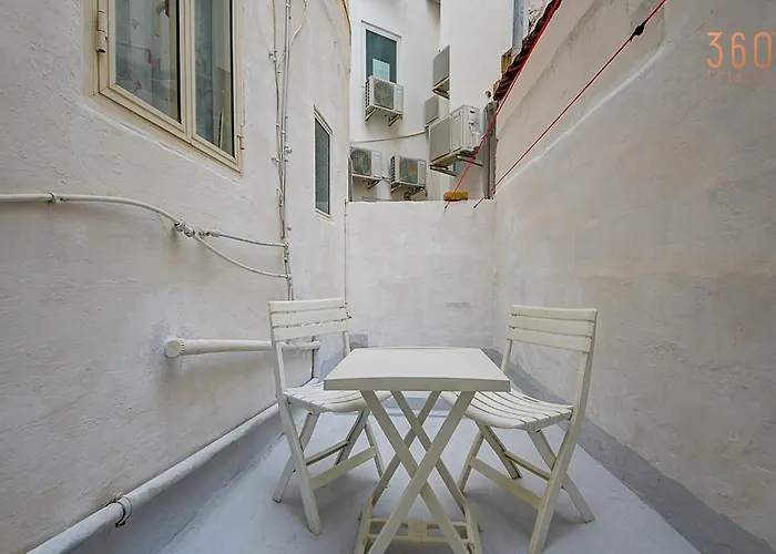 Charming 2br Steps From Marina & Views By 360 Estates 아파트 그지라