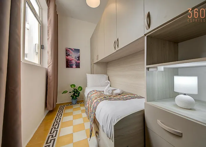 아파트 Charming 2br Steps From Marina & Views By 360 Estates 그지라