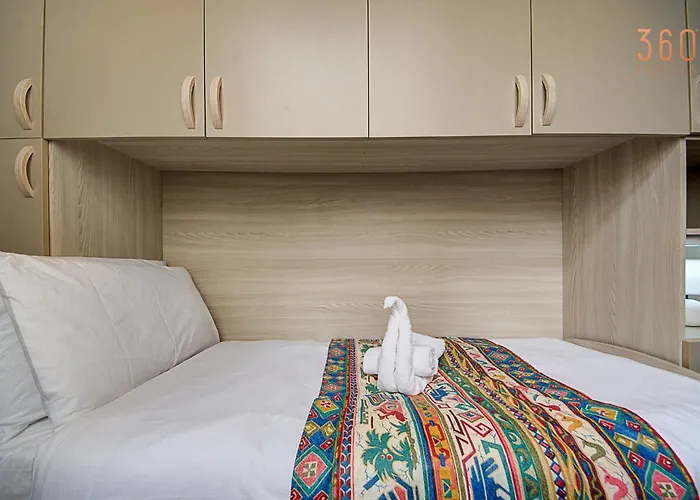 Charming 2br Steps From Marina & Views By 360 Estates 아파트 그지라