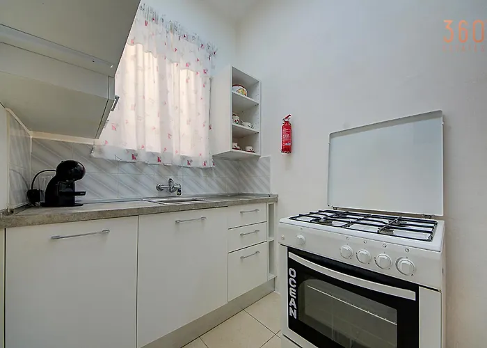 Charming 2br Steps From Marina & Views By 360 Estates 아파트 그지라